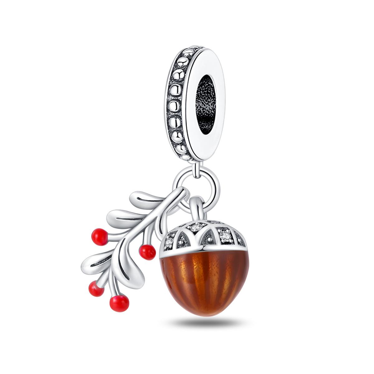 

Серебряный шарм из серебра 925 пробы с милой белкой, кленовым листом, сосновой шишкой и бисером