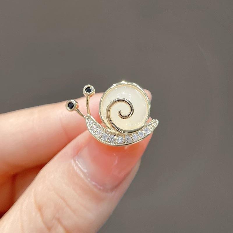 Cute Little Snail Brooch, Trendy and Unique Collar Pin, Anti-glare Pin, Collar Pin, Cardigan Sweater