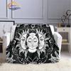Pentacle & Moon flanellfilt, Skull Witchy Wicca Pagan Black and White Mystical Gothic Solfilt