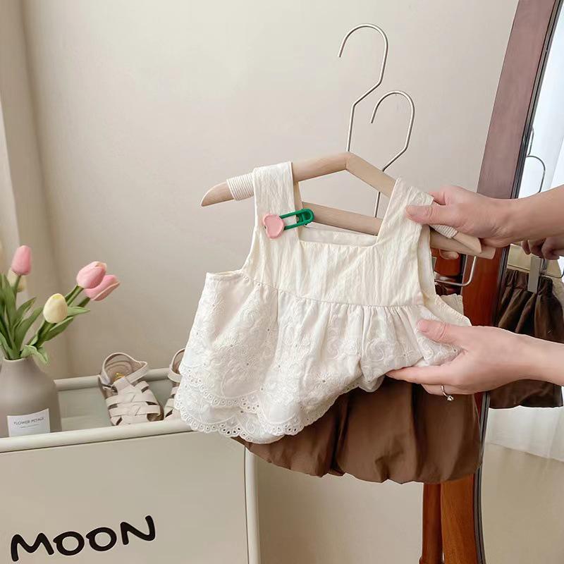 Stilvolles zweiteiliges Mädchen-Camisole- und Bloomers-Set mit Stickerei.