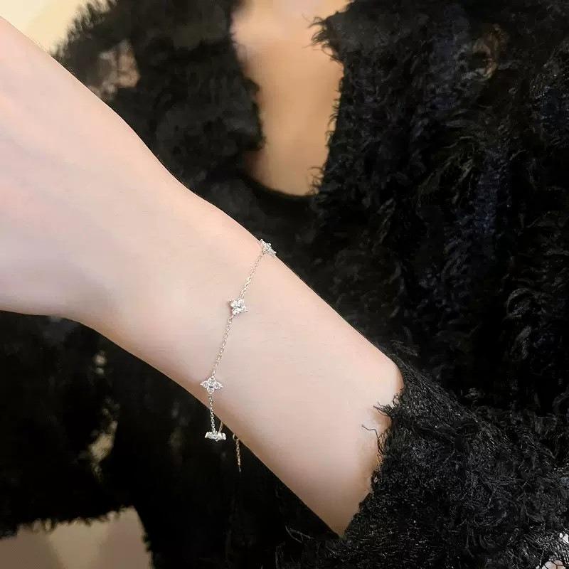 Neues Luxusmarken-Temperament Kleeblatt-Armband für Damen Charm Goldfarbe Edelstahl Korea Armreif Schmuck Farbecht