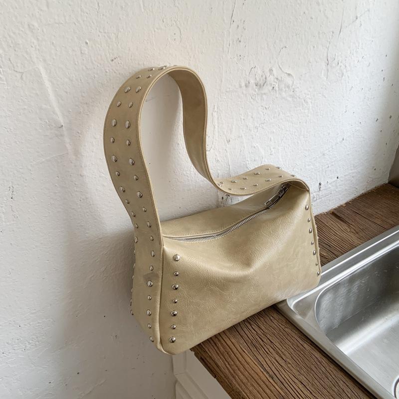Yogodlns Vintage jednobarevná dámská taška pod paži s nýty, lehká přenosná PU kožená taška přes rameno na cestování, na pláž a pro běžné nošení