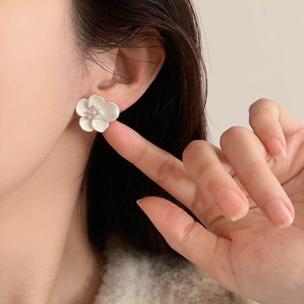 Elegant Three-Dimensional Floral Stud Earrings: French Retro Chic, Versatile & Luxurious Design for Women