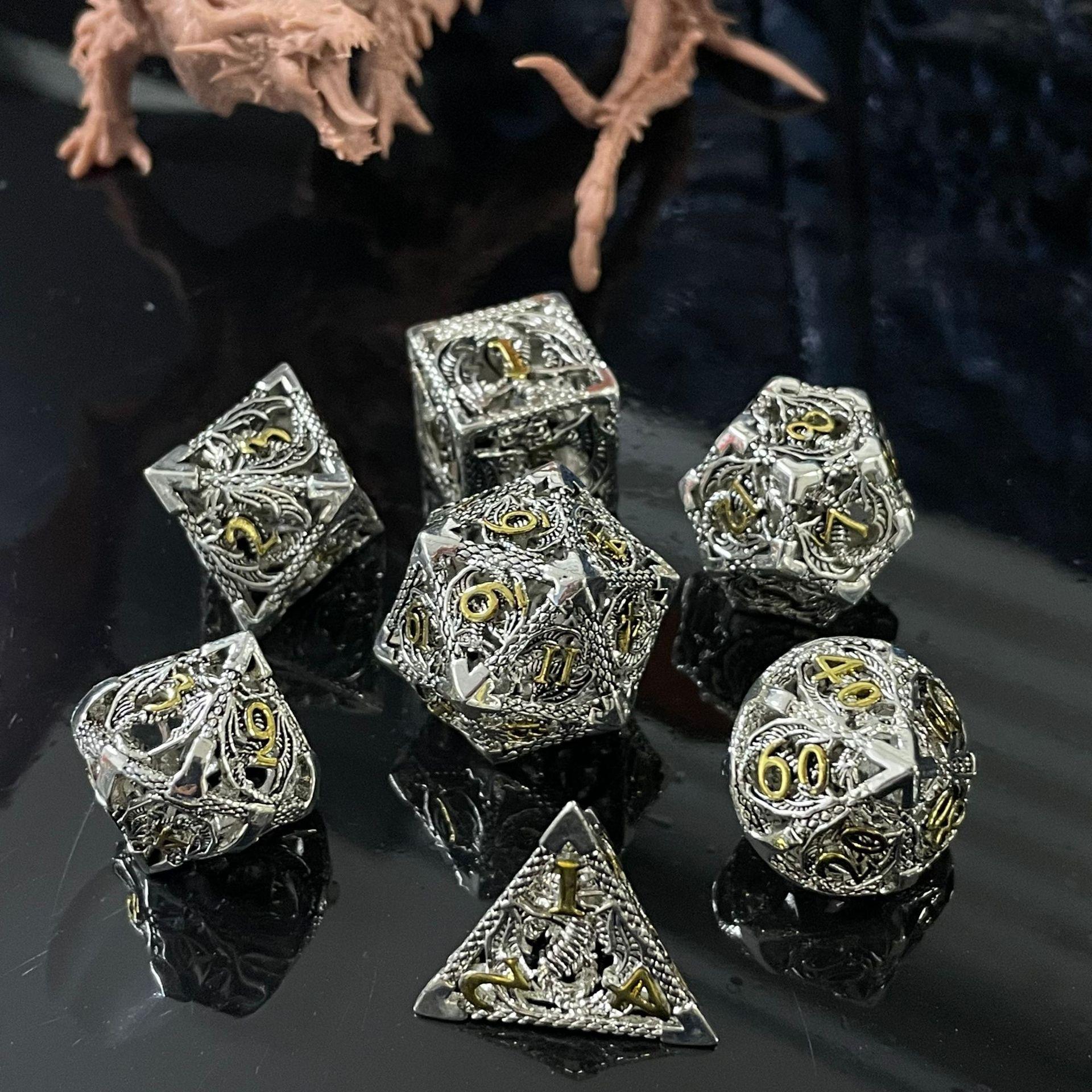 Игральные кости из 7 кубиков DND, Аура храбрости, полые металлические серебряные игральные кости для D&D, многогранные игральные кости D и D для Dungeons and Dragons Gift серебряный/золотой