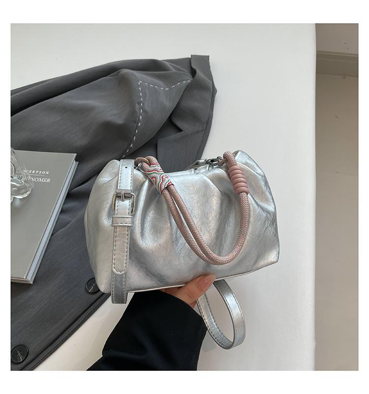 

Niche fashion pleated chain design bucket bag women s 2025 new spring tide simple casual messenger shoulder bag серебряный