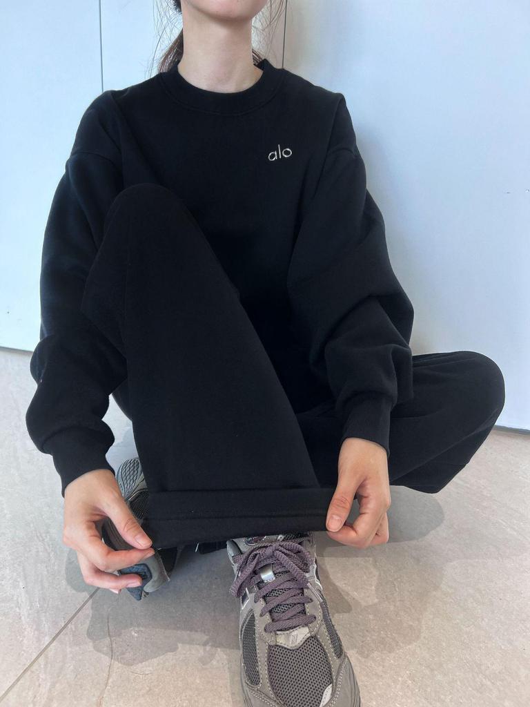 Discover the new high-quality autumn and winter loose straight-leg sweatpants with a raised letter logo.