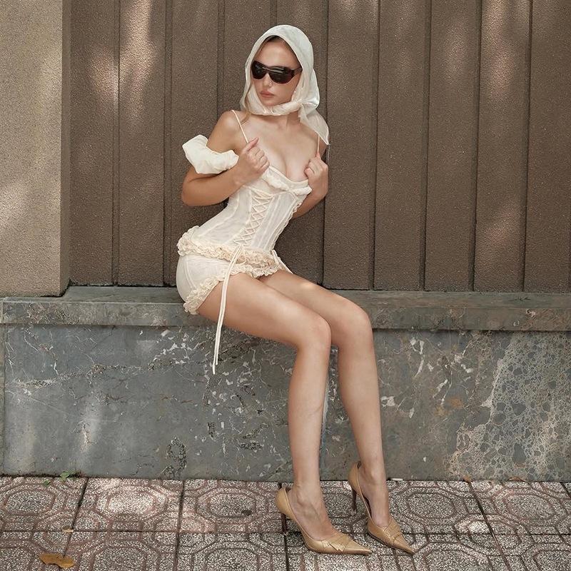 2026 European and American autumn new French design sense casual niche irregular suspender waist dress women