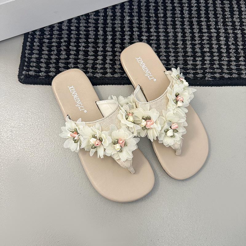 

2025 summer new slippers women s shoes flat casual versatile flower Thai nesting fairy wind beach shoes 40
