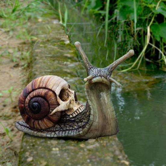 Lebková šnečí zahradní socha Halloweenská lebková šnečí socha Pryskyřičná gotická šnečí kostra Dekorace pro terasu trávník Domov Kancelářský stůl Dekor
