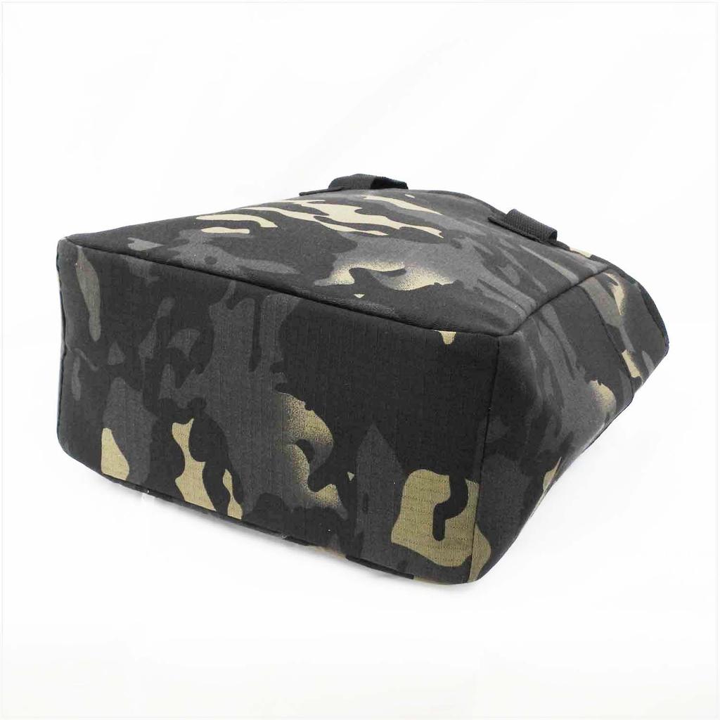 Torne Insulated Lunch Garnde Fits a 500ml PET Bottle Aluminum Interior for Enhanced Includes Ice Pack Pocket and Exterior Zipper 24cm W x 25cm H x