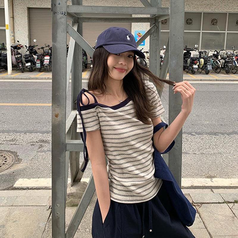 Women's Slim-Fit Spicy Girl One-Shoulder Letter Print Top, Short Sleeve, Fake Two-Piece, Perfect for Summer Commutes.