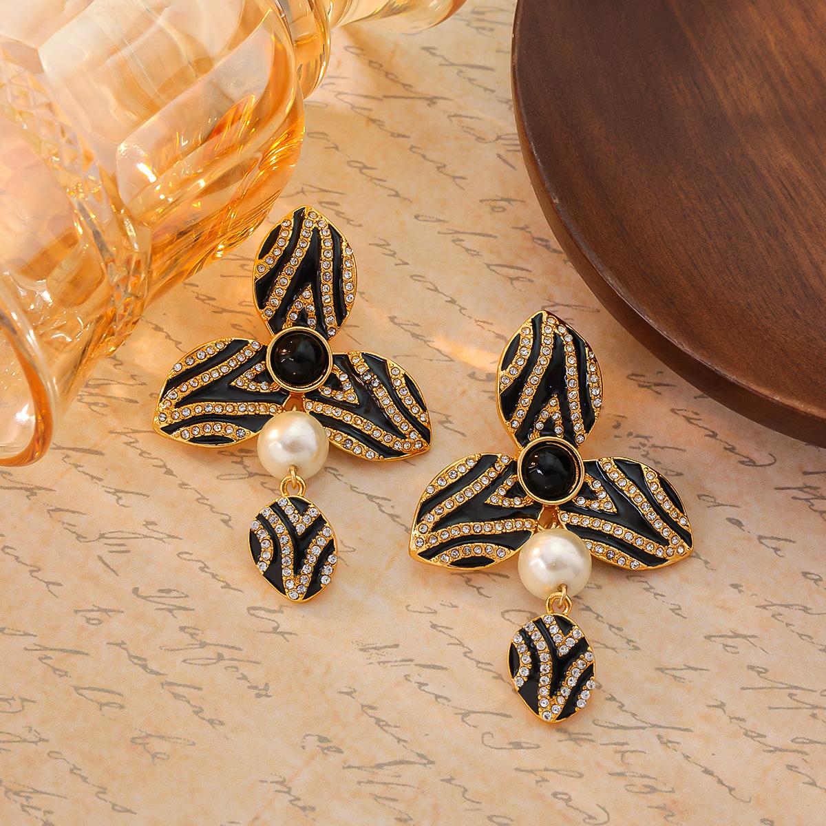 Retro Flower Pearl Earrings With Light Luxury High-end Feel Metal Style Simple Personalized
