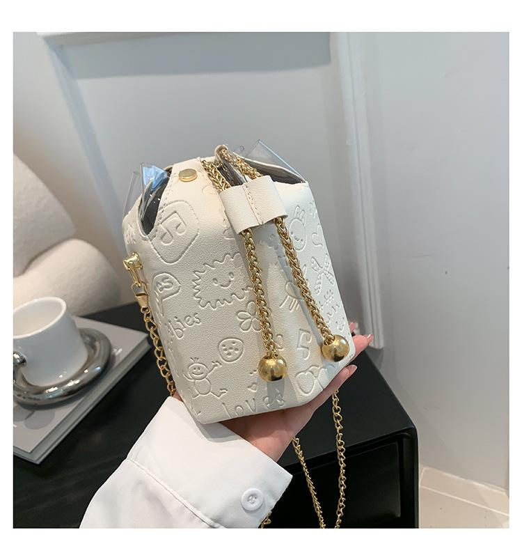 

Персонализированная маленькая сумка на ремне для женщин 2024 года, новый тренд осени, корейская версия, модная сумка-ведро через плечо с тиснением на цепочке белый