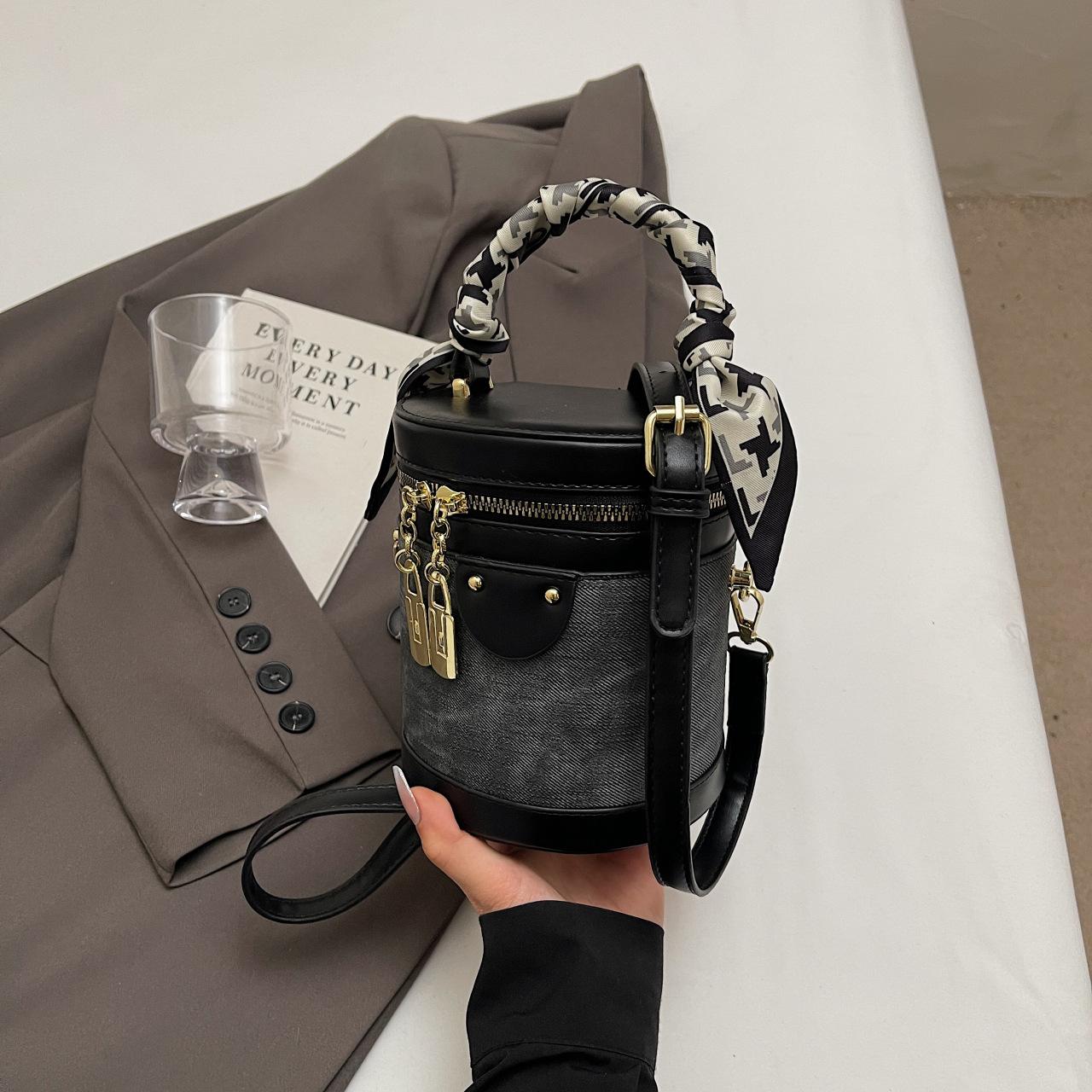 

Niche bag women s 2025 new spring fashion high-end messenger bag portable cylinder bag shoulder bucket bag
