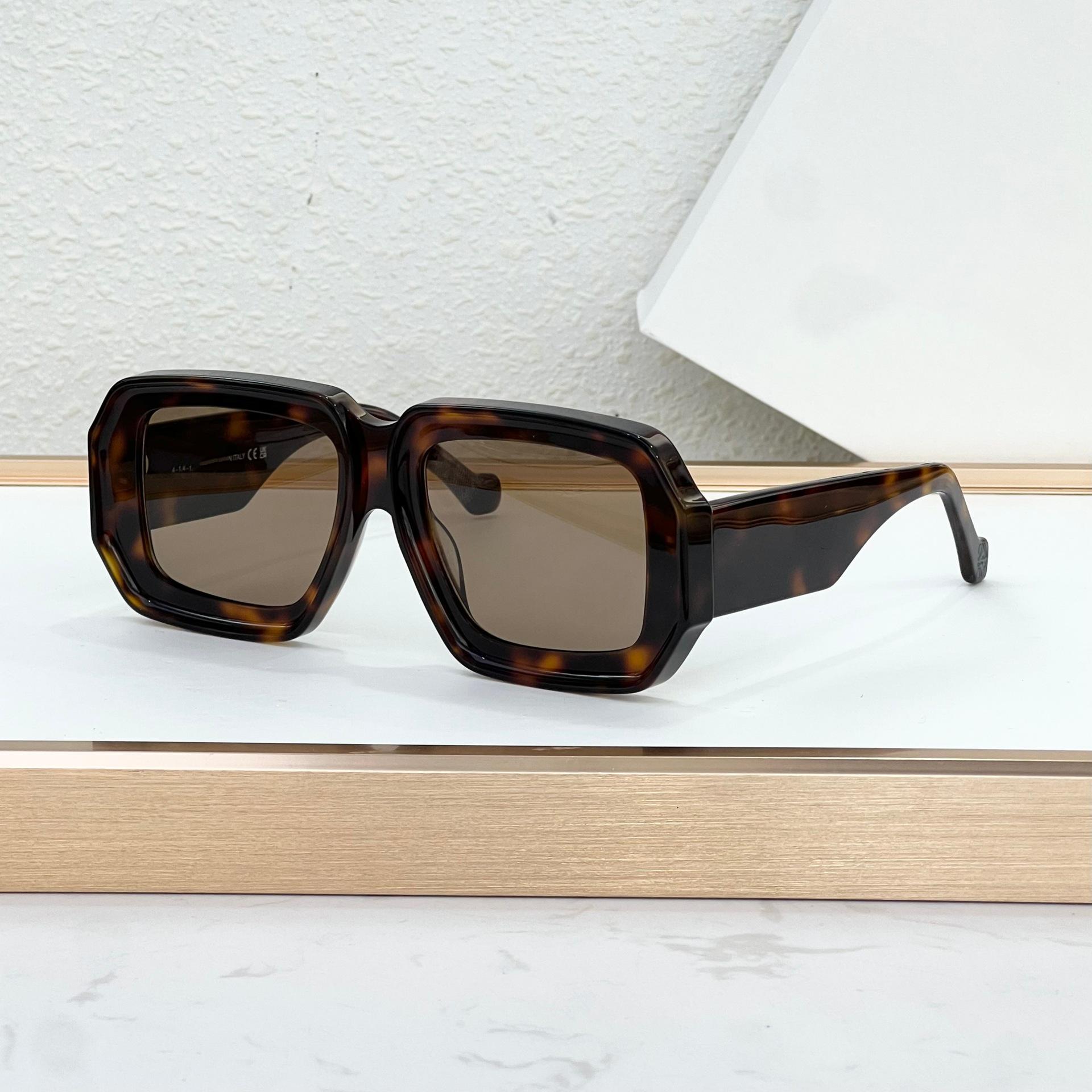 

LW40064U Unisex Fashion Square Frame Sunglasses for Vacation and Party 56-17-145