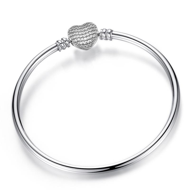 Eenvoudig zelf te maken slangenkettingarmband met Europese bedeltjes, een modieuze sieradenstijl voor dames, zoals die van Mary Poppins.