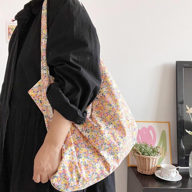 

The new ins wind light floral bag, thin cotton cloth bag, can span diagonally on one shoulder, thin cotton bag.