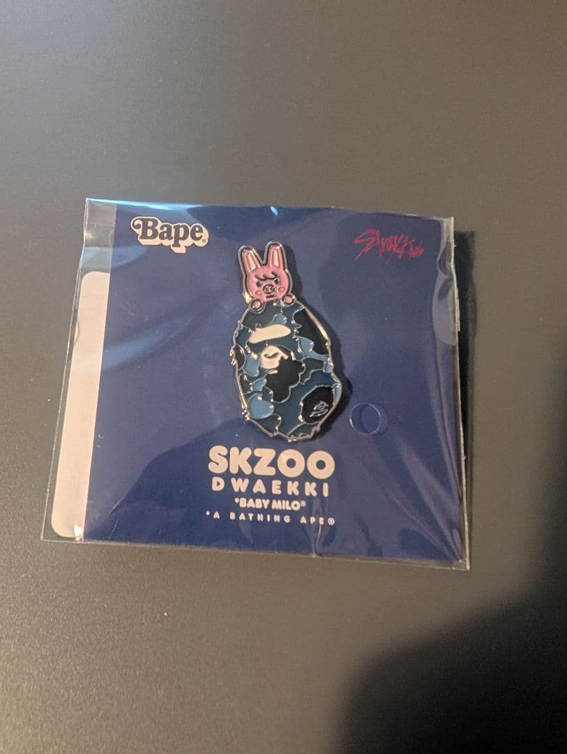 

[Б/У] МЕТАЛЛИЧЕСКИЙ ЗНАЧОК BAPE x STRAY KIDS Sukizu