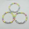 Fargerike perlearmbånd med bokstaver Mote Håndlaget barnearmbånd Søtfargede barnearmbånd med perler
