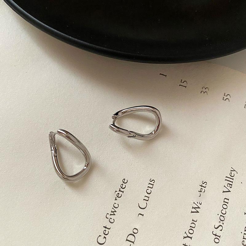 

2023 Серьги в виде неправильных кругов: Женские простые серьги-кольца с нишевым дизайном в стиле легкой роскоши