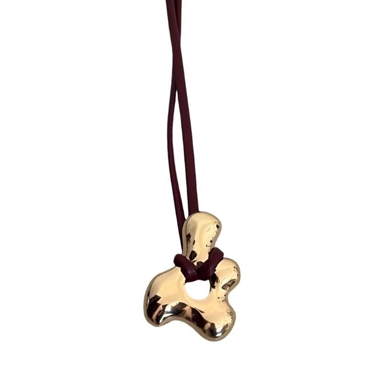 

Элегантный кулон-чокер ручной работы с абстрактным полым узором, регулируемая цепочка из ПУ кожи, модный аксессуар для леди 1