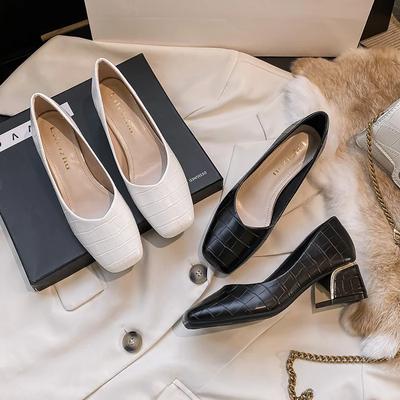 Nuove scarpe da donna in pelle con tacco a spillo, nuove scarpe casual con tacco alto e grosso, scarpe eleganti con motivo in pietra concisa.
