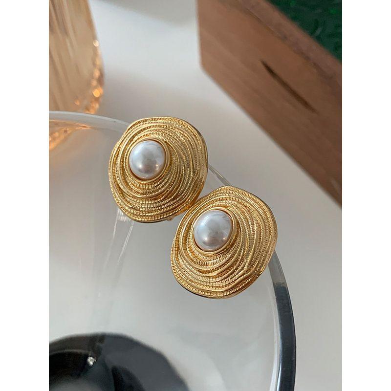 French-Style Pearl Earrings 2026 New Popular Vintage Earrings Round Design High-End Elegant European and American Style Earrings