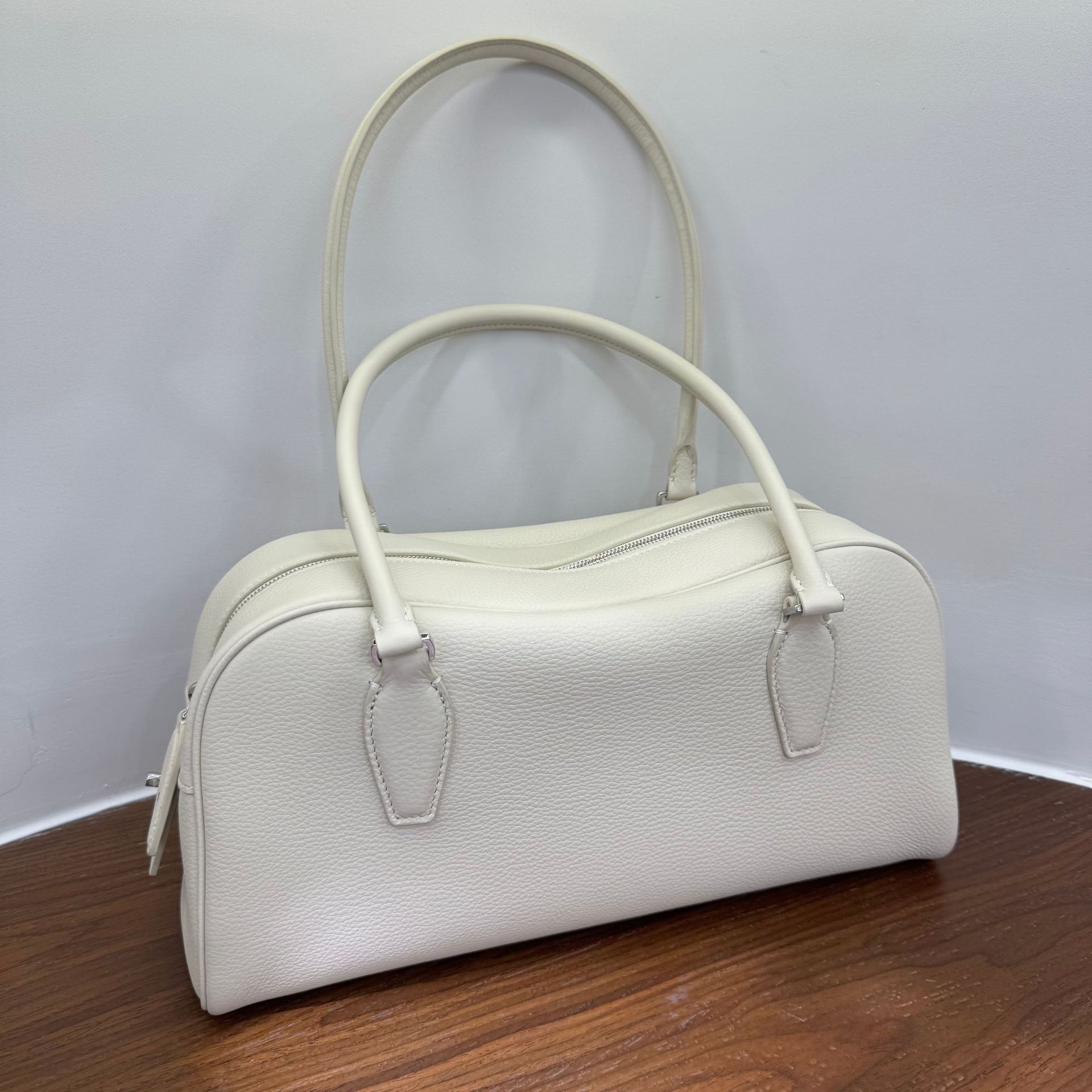 

TR new EW india bowling bag minimalist high-end first-layer cowhide handbag fashionable leather women s bag 33*12*18 blank білий