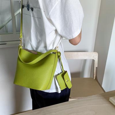 Premium Sense Niche Retro Bucket Bag Women's New Fashionable Versatile Large Capacity Shoulder Messenger Bag