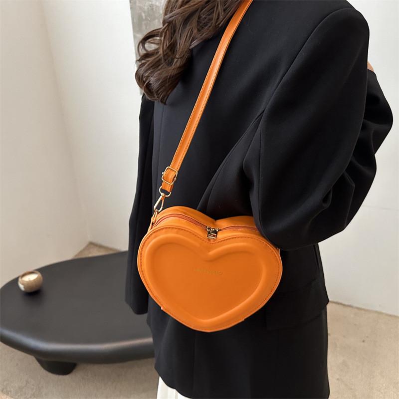 Trendy Pu Leather Heart Bag For Girls In Soft Colors Ideal For Everyday Fashion