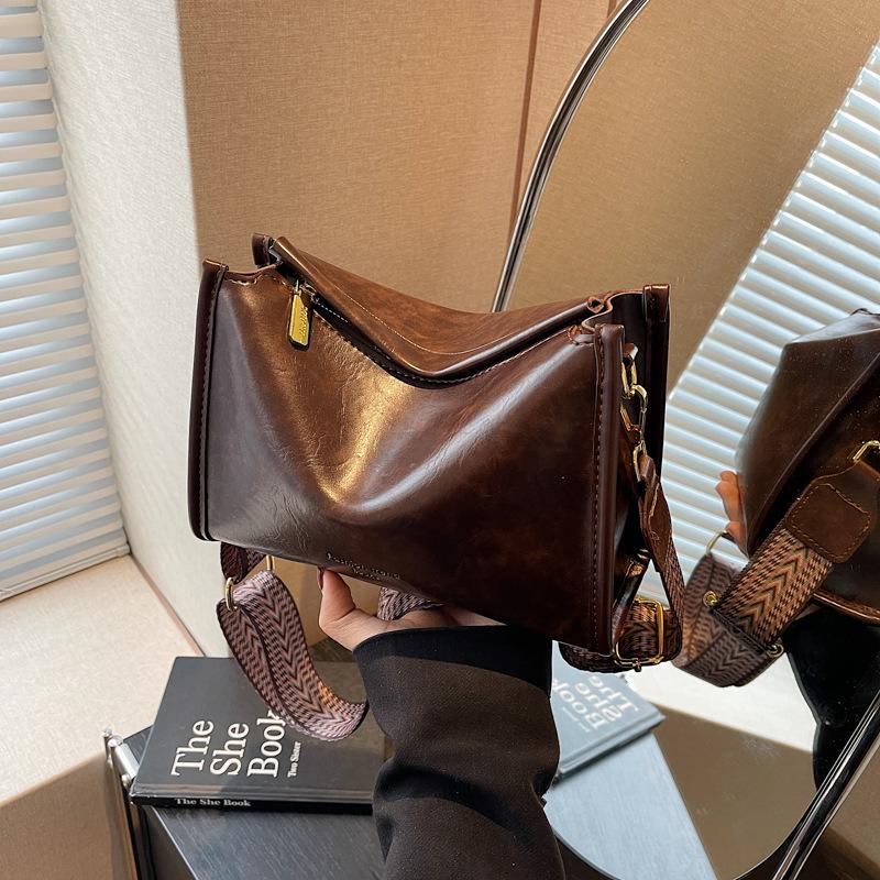 

Women s bag Urban simple armpit bag Women s messenger bag Large capacity shoulder bag темно-коричневого кольору