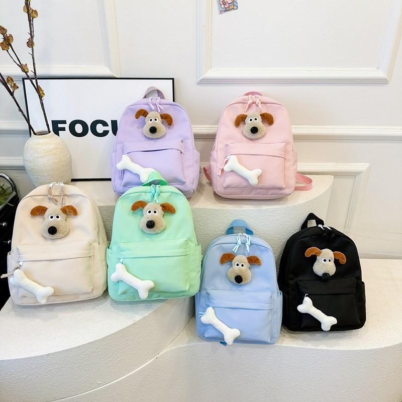 Entzückender Rucksack im japanischen Cartoon-Stil für Kinder in leuchtenden Farben, perfekt für den Kindergarten