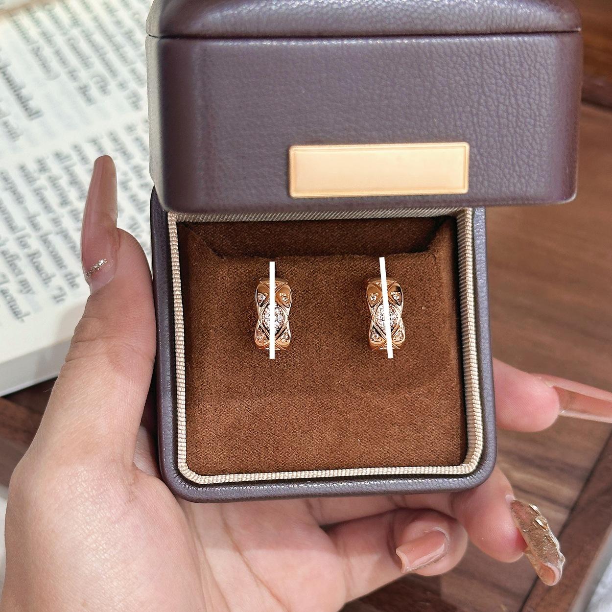 Серьги в форме буквы С с полным бриллиантовым зерном Высококачественный дизайн Простые серьги