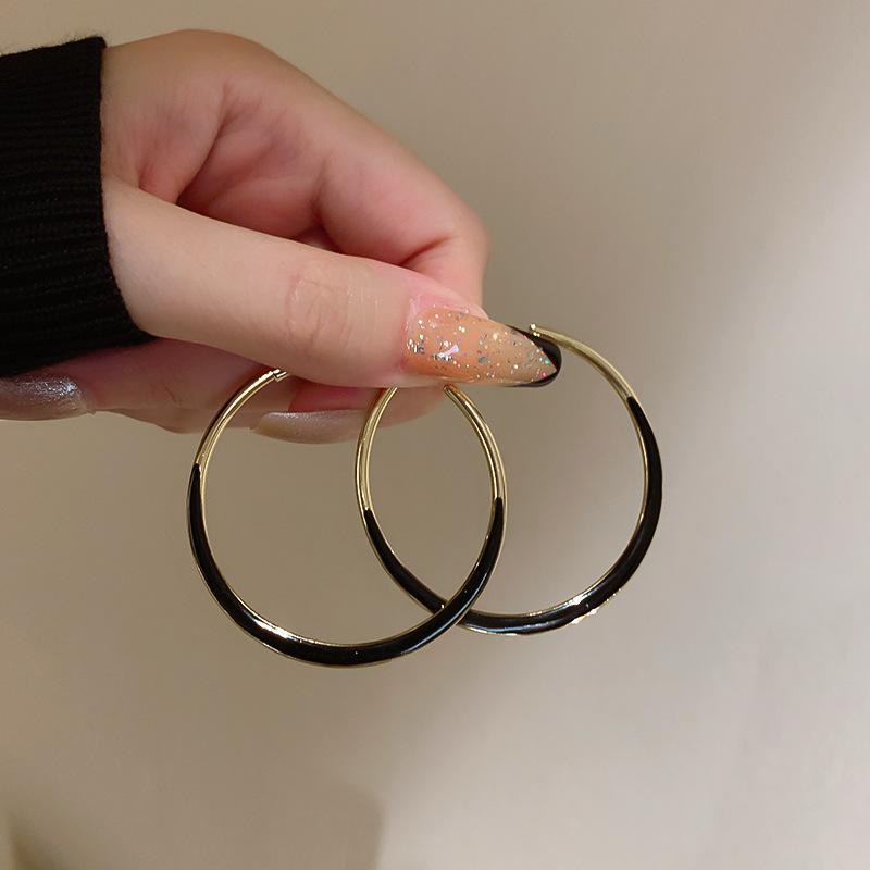 

Simple Fashion Black White Enamel Cicle Large Hoop Earrings Ladies Personality High Zircon Dinner Dance Party Gift Wholesale