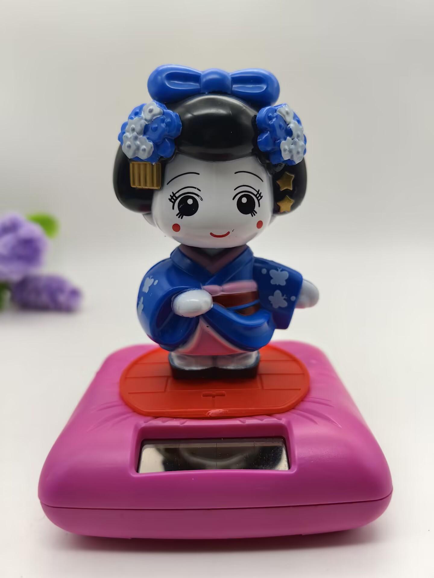 

Solar-Powered Dancing Japanese Geisha Doll - Kimono Car Ornament 10x10x11 cm
