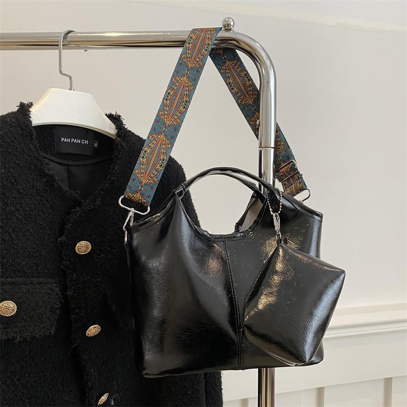 Stylish Large Capacity Bucket Bag For Women With Beautiful Design Versatile Handbag