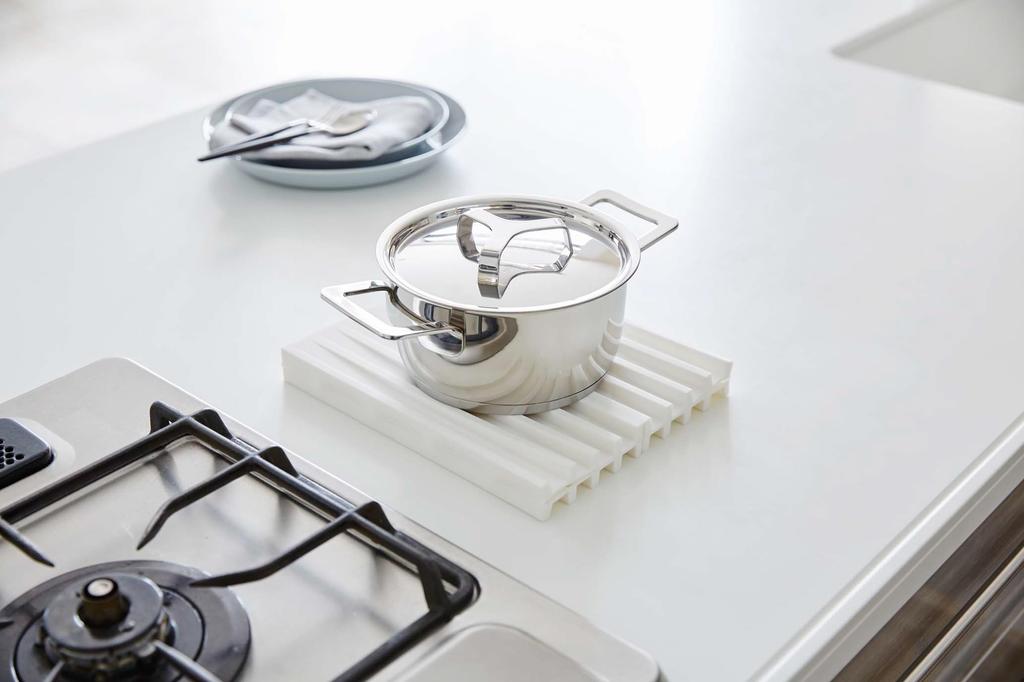 Yamazaki Tower Silicone Folding Draining Tray, White, Approx. W40.5 x D25 x H1.3cm, 3-Way Draining Mat, Drains Water Directly into the Sink, Trivet,