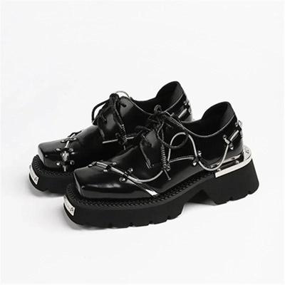 2025 Neue Retro Metall Deko Damen Derby Schuhe Dicke Sohle Lederschuhe Lässige Slipper Schwarz Schnürer Plateau Flats