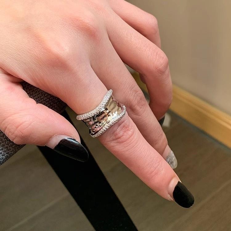 Stilvoller goldener offener Ring für Damen mit einzigartigem unregelmäßigem Strassdesign für modisches Fingeraccessoire