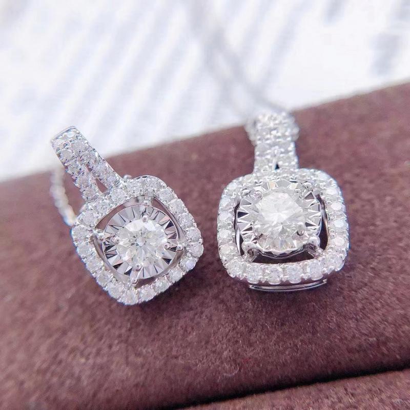Korean Style Square Diamond Pendant Necklace for Women – Hollow, Elegant, Versatile Clavicle Chain with a Light Luxury Fashionable Touch.