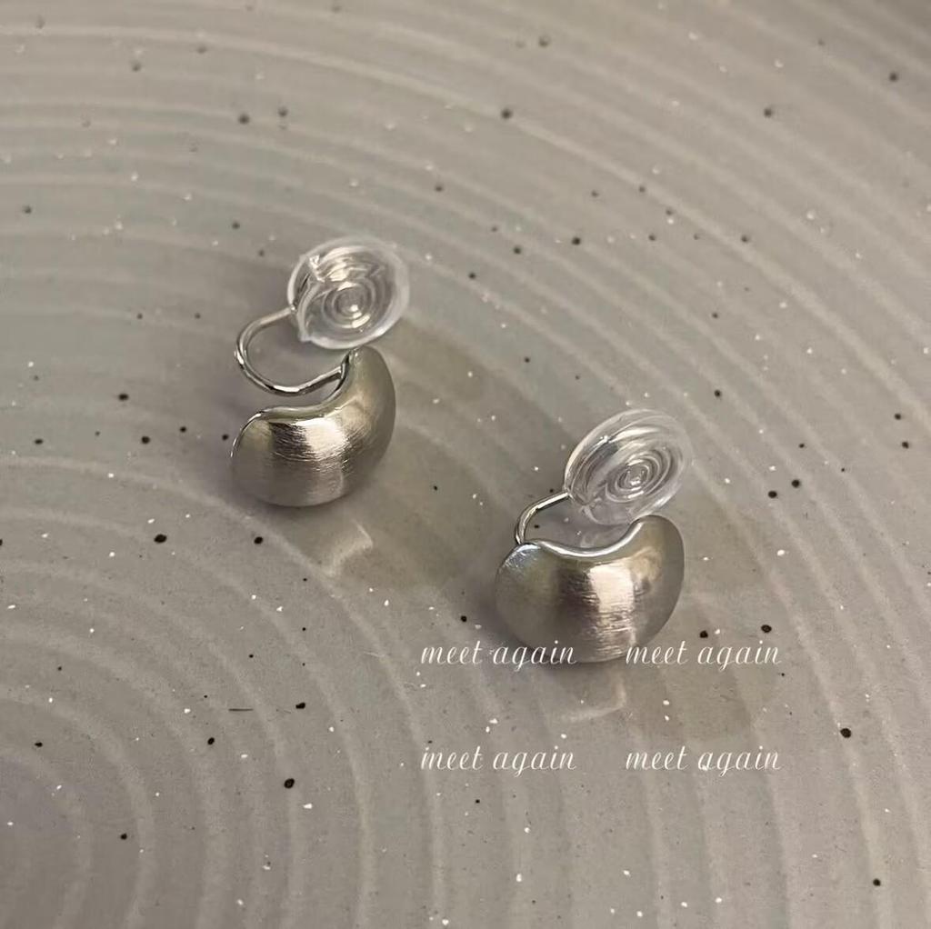 A.MU Little Magic Bean French Retro Gold Frosted Matte Stud Earrings Clips for Women