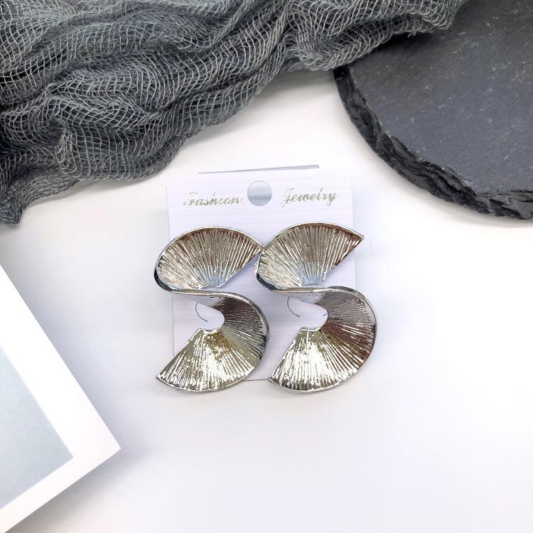 Retro stil personlighet överdrivna metallnitar örhängen enkla geometriska barockstil hoppande örhängen mode öron smycken