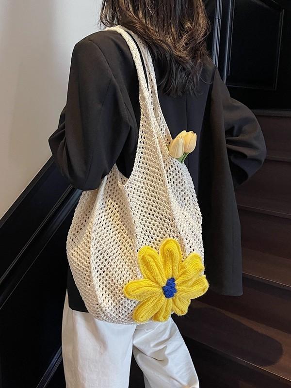 Minimalist Straw Tote Bag For Women With Flower Embellishments For Casual Day Out