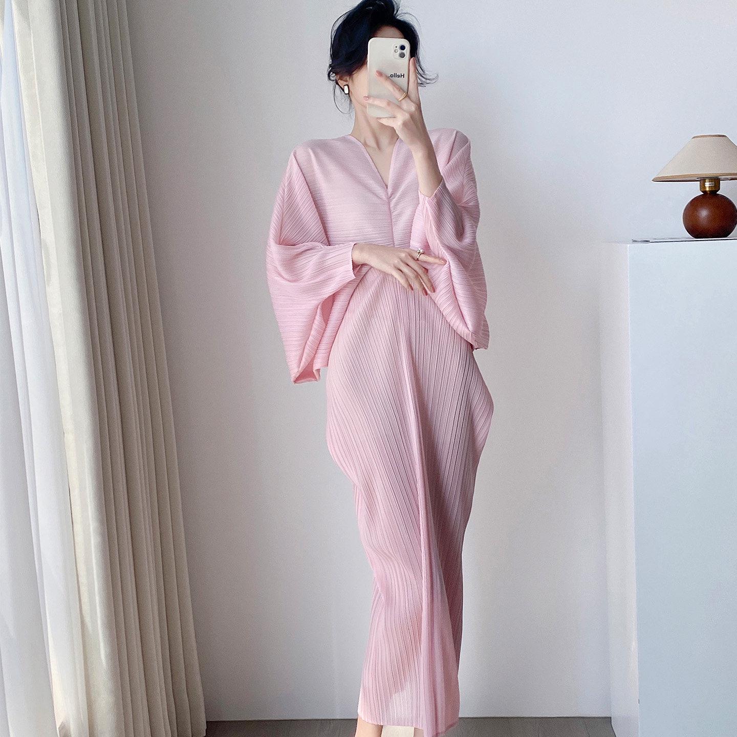 

Miyake Pleats 2026 Elegant Batwing Sleeve Hip-Hugging Long Dress One Size рожевий