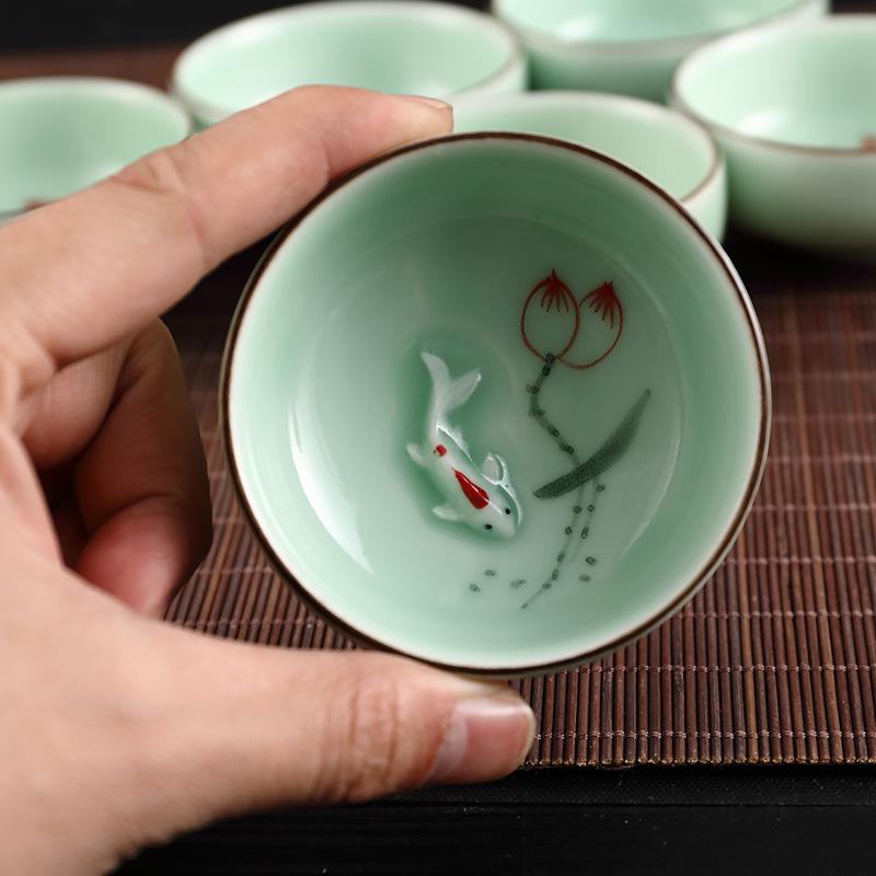 Vysoce kvalitní celadon čínská Kung Fu čajová souprava Kulatá plochá Lotos Kapr Pu'er Čajové šálky Ručně malovaný keramický Jednoduchý kapr Čajový šálek