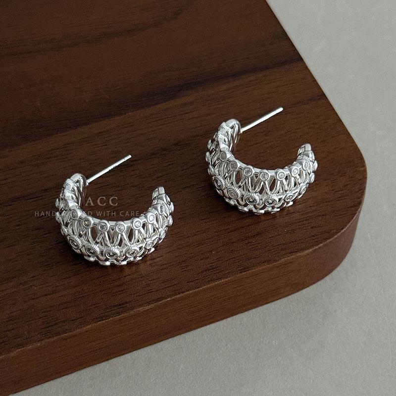 Vintage Court Hollow Wreath C Ring Earrings Medieval Weaving Gold Engraved Diamond Earrings French Light Luxury Versatile Earrings