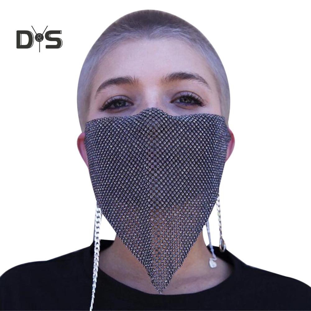 Tabiatda yalangoch ayolning tukli mushuki