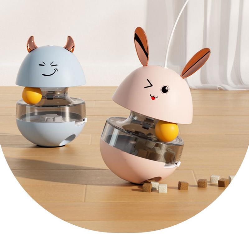 Ein süßer Becher, der Katzenfutter fallen lässt, um mit Katzen zu spielen