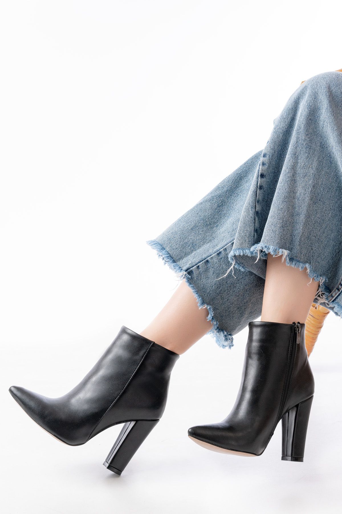 

Women Modern Stylish Fashion Vrt High Heel Zipper Women Boots