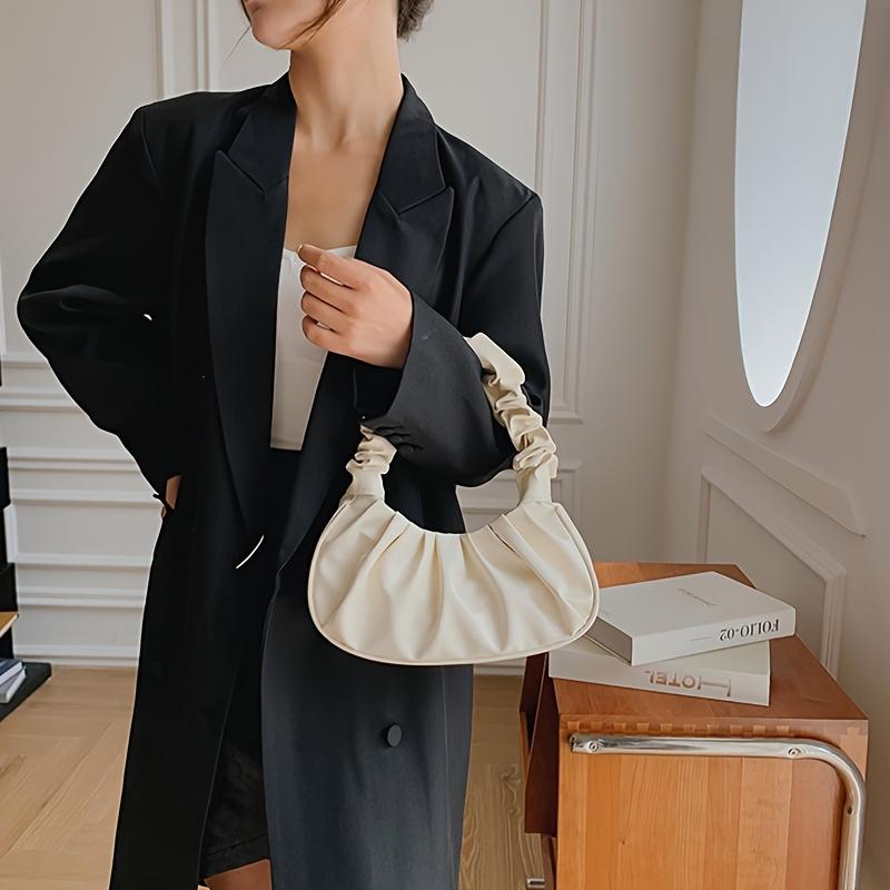 A Stylish Pleated Cloud Bag Designed for Women, Perfect for The Shoulder Or As an Armpit Bag, Featuring a Trendy And Versatile Design.